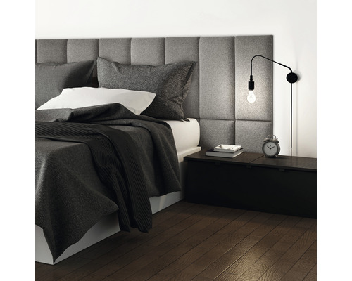 Ložnice s postelí, nočním stolkem a nástěnnou lampou