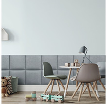 Dětský pokoj s akustickými panely, stolem a židlemi