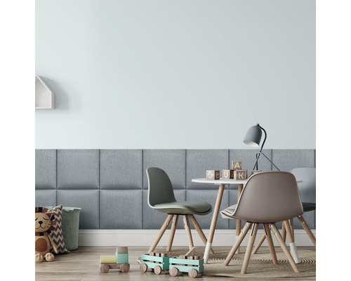 Dětský pokoj s akustickými panely, stolem a židlemi