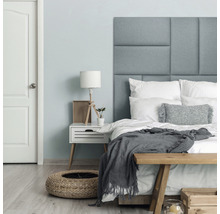 Ložnice s postelí, nočním stolkem a dekorativními prvky pro útulnou atmosféru.