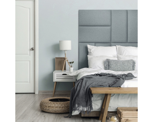 Ložnice s postelí, nočním stolkem a dekorativními prvky pro útulnou atmosféru.