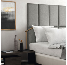 Ložnice s postelí, šedým čelem, nočním stolkem a dekorací