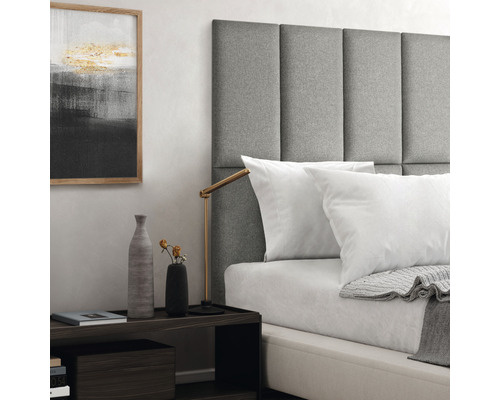 Ložnice s postelí, šedým čelem, nočním stolkem a dekorací