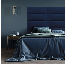 Ložnice s postelí, nočním stolkem a závěsným svítidlem