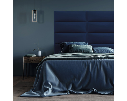 Ložnice s postelí, nočním stolkem a závěsným svítidlem