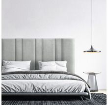 Ložnice s postelí, nočním stolkem a závěsným svítidlem