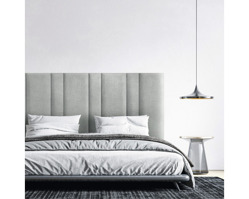 Ložnice s postelí, nočním stolkem a závěsným svítidlem