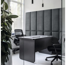 Kancelář se stolem, kancelářskými židlemi a akustickými panely pro zvukovou izolaci