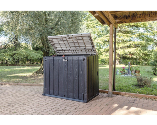 Otevřená plastová zahradní truhla s dřevěným vzhledem ve venkovním prostředí