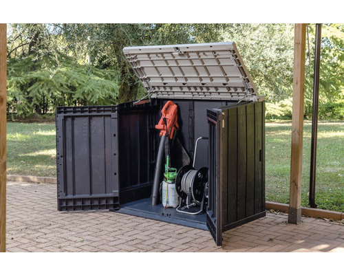 Otevřená zahradní skříň s venkovním zahradním nářadím