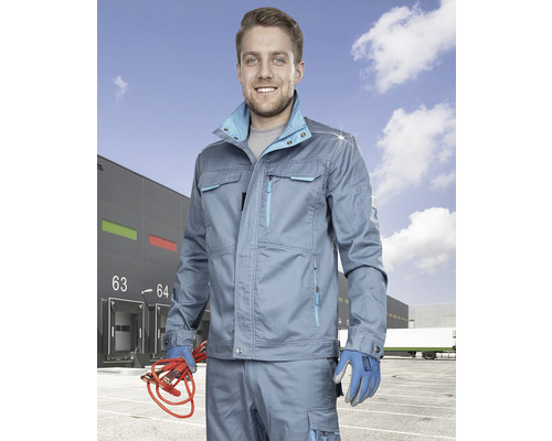 Muž nosí pracovní oděv s propojovacími kabely před skladem