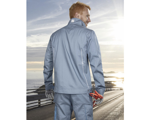 Muž v pracovním oděvu skládající se z bundy a kalhot