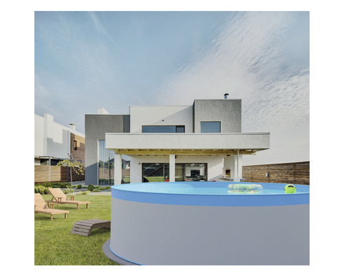 Nafukovací bazén v zahradě před domem