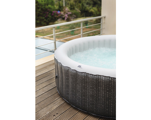 Nafukovací vířivka na terase v zahradě