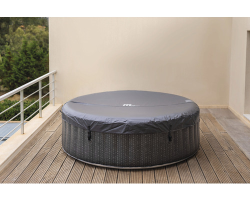 Kulatá vířivka zakrytá na dřevěné terase