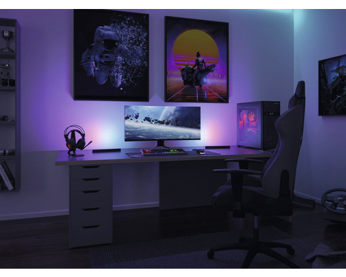 Herní místnost se stolem, počítačem, židlí a LED osvětlením