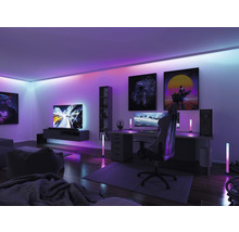 Moderní herní místnost se stolem, židlí a LED osvětlením
