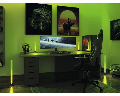 Herní místnost se stolem, počítačem, herní židlí a náladovým osvětlením