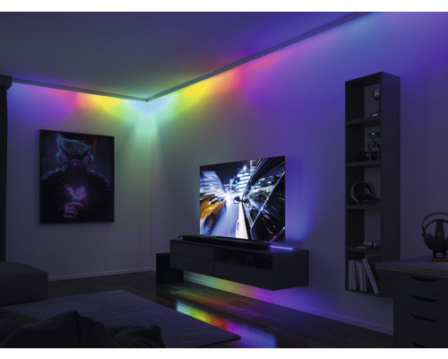 Obývací pokoj s televizí, mediální konzolí, regálem a nepřímým osvětlením