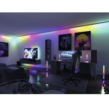 Vybavení pokoje se stolem, herní židlí, počítači a LED osvětlením.