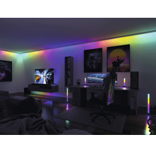 Moderní obývací pokoj s LED pásky na stropě a stojacími lampami pro akcentní osvětlení