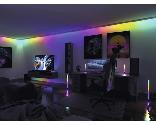 Moderní obývací pokoj s LED pásky na stropě a stojacími lampami pro akcentní osvětlení