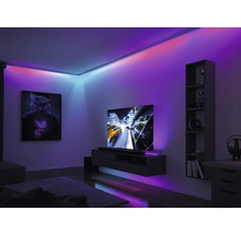 Moderní obývací pokoj s LED pásky pro akcentační osvětlení na stropě a nábytku.