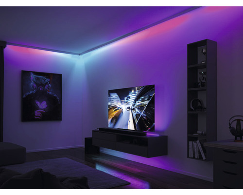 Moderní obývací pokoj s LED pásky pro akcentační osvětlení na stropě a nábytku.