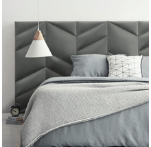 Ložnice s čalouněným čelem postele, ložním prádlem a závěsným svítidlem