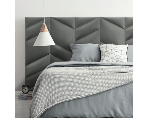 Ložnice s čalouněným čelem postele, ložním prádlem a závěsným svítidlem