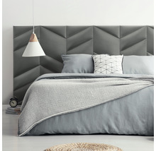 Šedá ložnice s čalouněným čelem a lampičkou