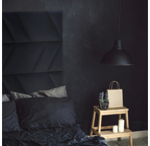 Ložnice s postelí, nočním stolkem a závěsnou lampou