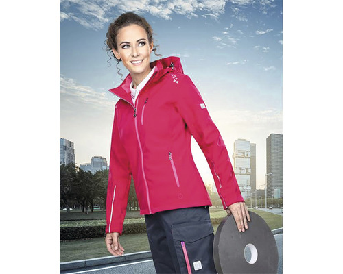 Žena s růžovou funkční bundou a tmavými pracovními kalhotami venku