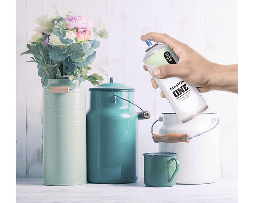 Scéna s dekorací a sprejem Maston One v ruce