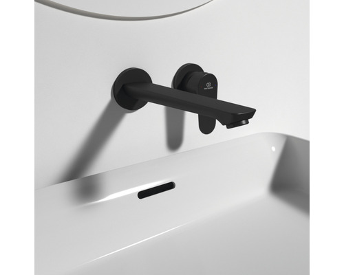 Nástěnná armatura s umyvadlem a logem Ideal Standard