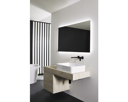 Moderní koupelna s umyvadlem, umyvadlovou mísou, zrcadlem s osvětlením a vanou