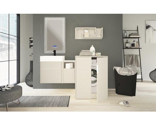 Moderní koupelna s umyvadlem, osvětleným zrcadlem, pračkou a košem na prádlo