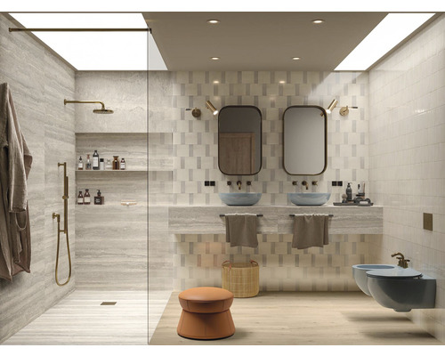 Moderní koupelna se sprchou, umyvadlem, zrcadlem a toaletou