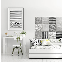 Zařízení pokoje se stolem, židlí a postelí v černé a bílé barvě.