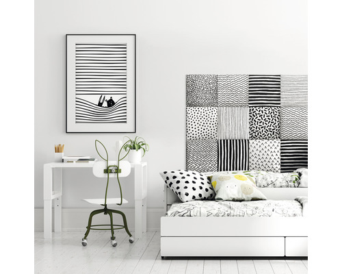 Zařízení pokoje se stolem, židlí a postelí v černé a bílé barvě.