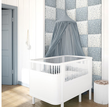 Dětský pokoj s bílou dětskou postýlkou a modrým baldachýnem