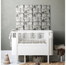 Dětský pokoj s postýlkou, nástěnné panely se vzorem medvědů a dekorace