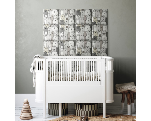 Dětský pokoj s postýlkou, nástěnné panely se vzorem medvědů a dekorace