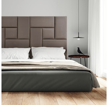 Ložnice s postelí, nočním stolkem a lampou