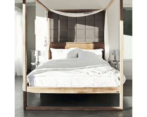 Postel s nebesy, ložní prádlo a čalouněné čelo postele v ložnici