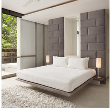 Světlá ložnice s dvoulůžkem, nočními lampami a oknem