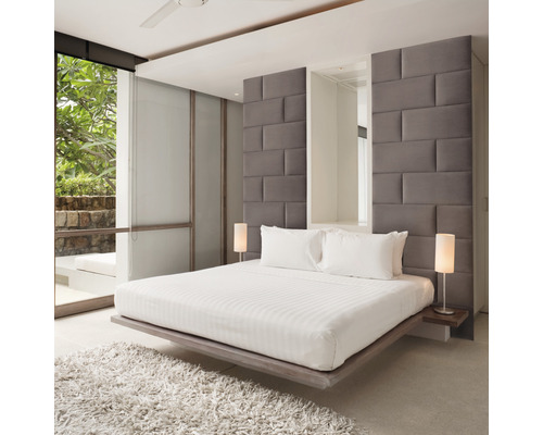 Světlá ložnice s dvoulůžkem, nočními lampami a oknem