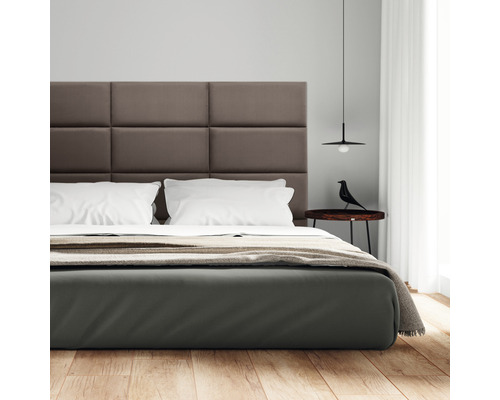 Moderní ložnice s postelí, nočním stolkem a lampou