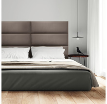 Ložnice s postelí, nočním stolkem a lampou