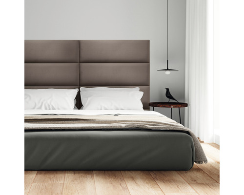 Ložnice s postelí, nočním stolkem a lampou